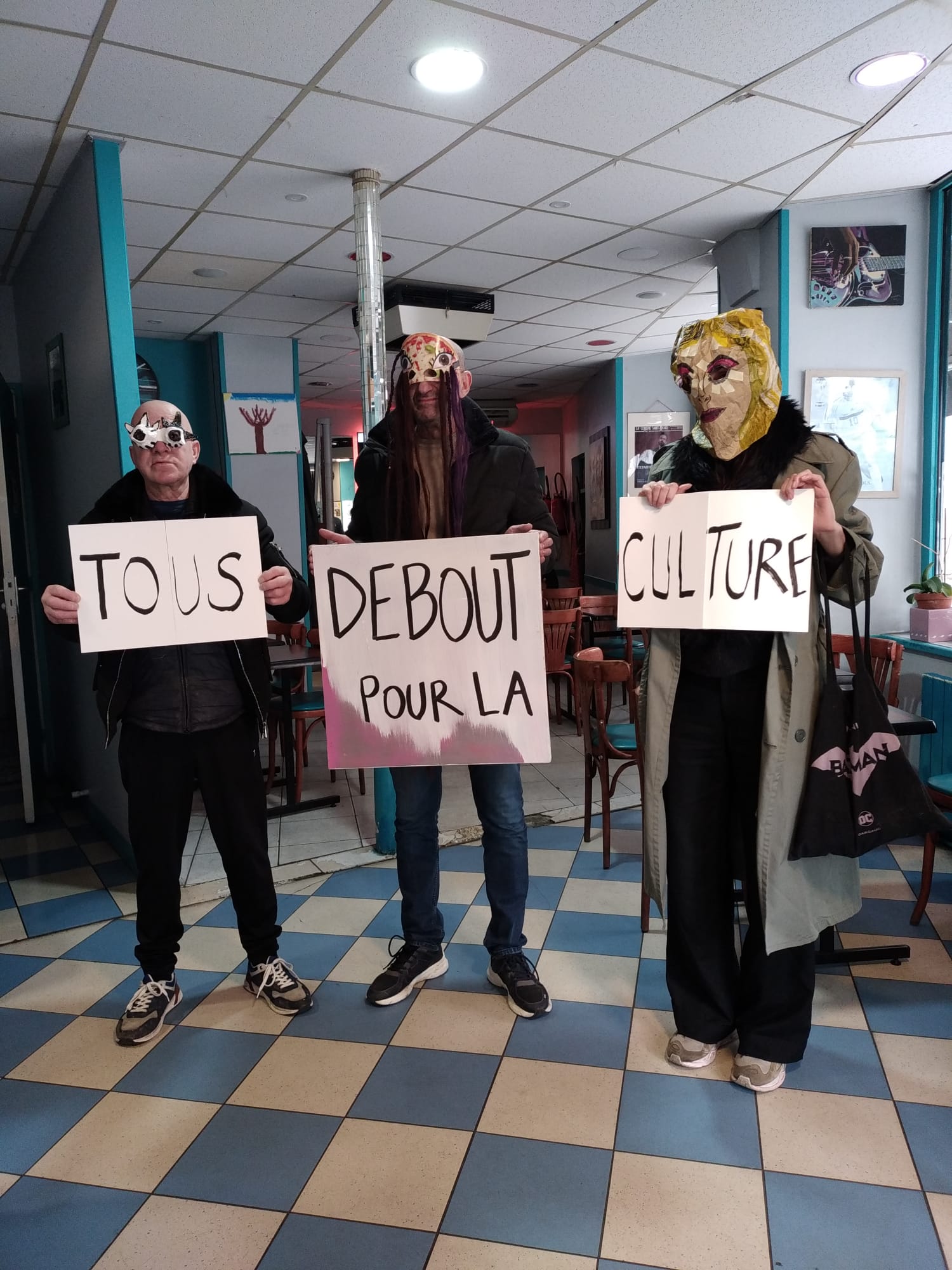 Performance participative dans des commerces et des lieux de vie à Aubervilliers pour protester contre les coupes budgétaires de la culture.